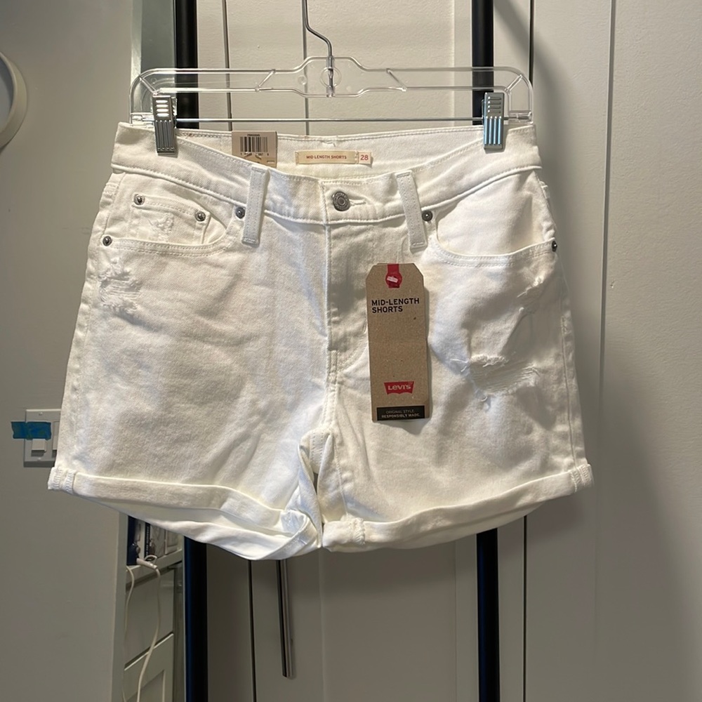 BNWT Levi’s size 28 Mid Length Shorts in White